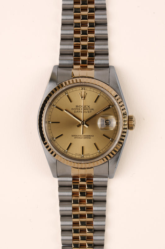 Rolex Datejust 16233 - vooraanzicht van de champagne wijzerplaat, geribbelde gouden bezel en armband