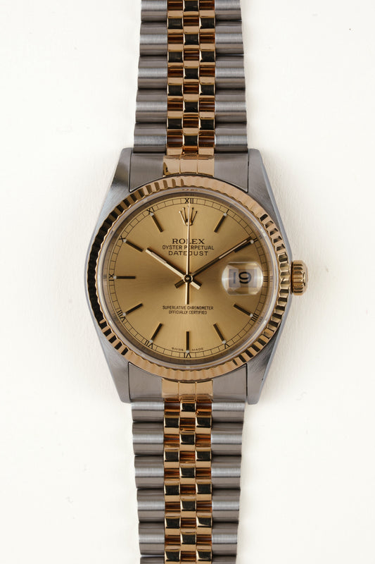 Rolex Datejust 16233 - vooraanzicht van de champagne wijzerplaat, geribbelde gouden bezel en armband
