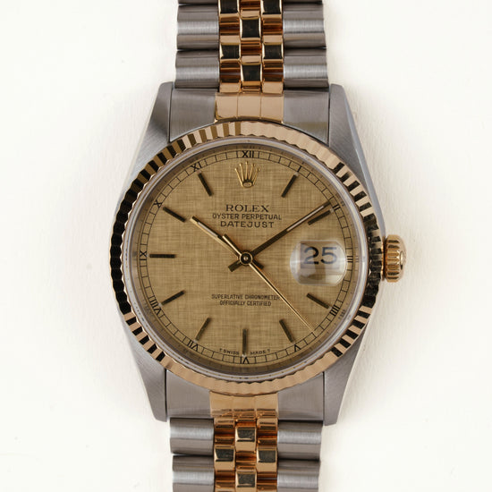 Rolex Datejust 16233 - vooraanzicht van de champagne wijzerplaat, geribbelde gouden bezel en armband