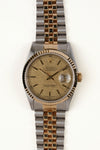 Rolex Datejust 16233 - vooraanzicht van de champagne wijzerplaat, geribbelde gouden bezel en armband