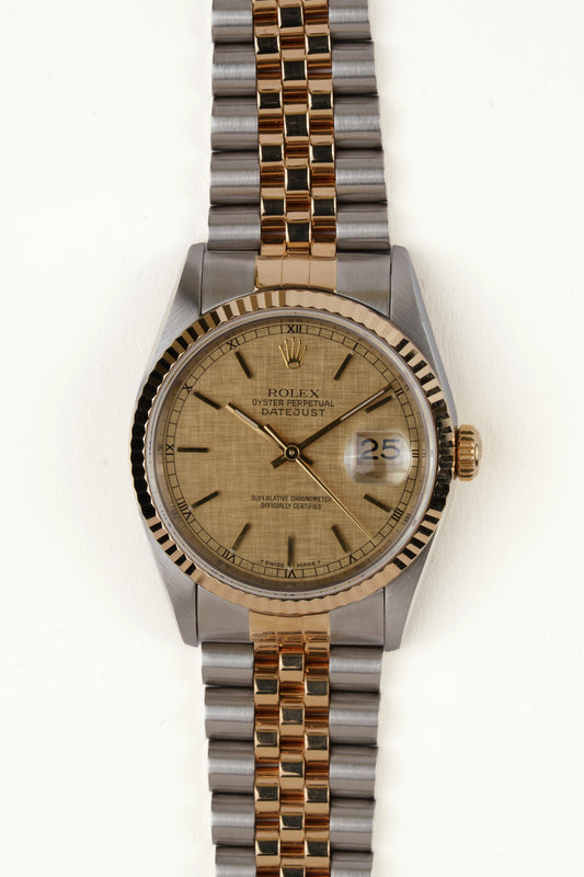 Rolex Datejust 16233 - vooraanzicht van de champagne wijzerplaat, geribbelde gouden bezel en armband