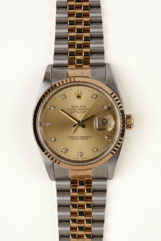 Rolex Datejust 16233 - vooraanzicht van de champagne wijzerplaat met diamanten indexen, geribbelde gouden bezel en armband