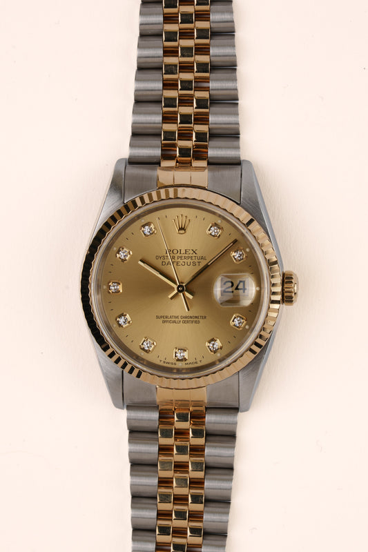 Rolex Datejust 16233 - vooraanzicht van de champagne wijzerplaat met diamanten indexen, geribbelde gouden bezel en armband