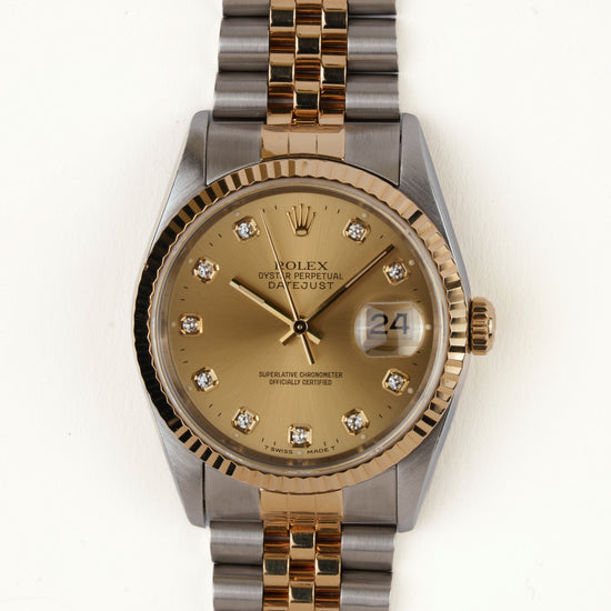 Rolex Datejust 16233 - vooraanzicht van de champagne wijzerplaat met diamanten indexen, geribbelde gouden bezel en armband