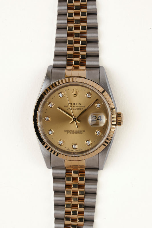 Rolex Datejust 16233 - vooraanzicht van de champagne wijzerplaat met diamanten indexen, geribbelde gouden bezel en armband