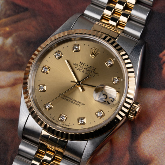 Rolex Datejust 16233 Champagne Diamond Dial - sfeerfoto van het horloge tegen een klassiek schilderij