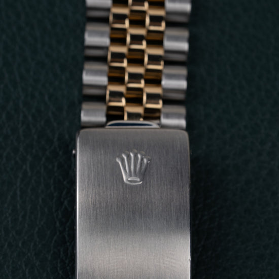 Rolex Datejust 16233 Champagne Diamond Dial - close-up van de vouwsluiting met Rolex kroonlogo op Jubilee band