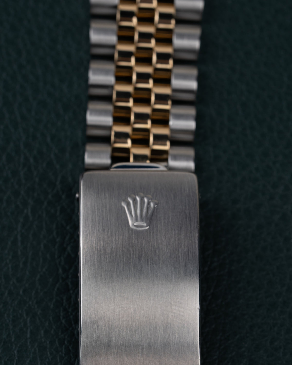 Rolex Datejust 16233 Champagne Diamond Dial - close-up van de vouwsluiting met Rolex kroonlogo op Jubilee band