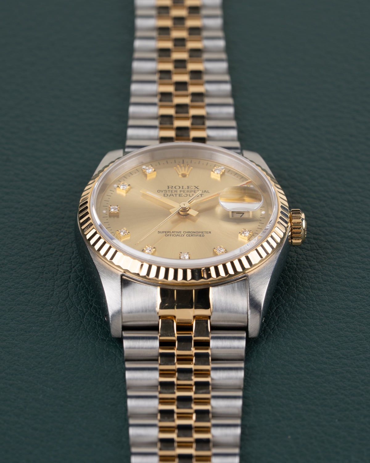 Rolex Datejust 16233 Champagne Diamond Dial - close-up van wijzerplaat en fluted bezel onder een hoek