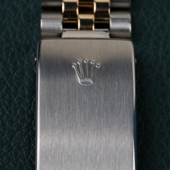 Rolex Datejust 16233 Champagne Diamond Dial - close-up van de vouwsluiting met Rolex kroonlogo op Jubilee band