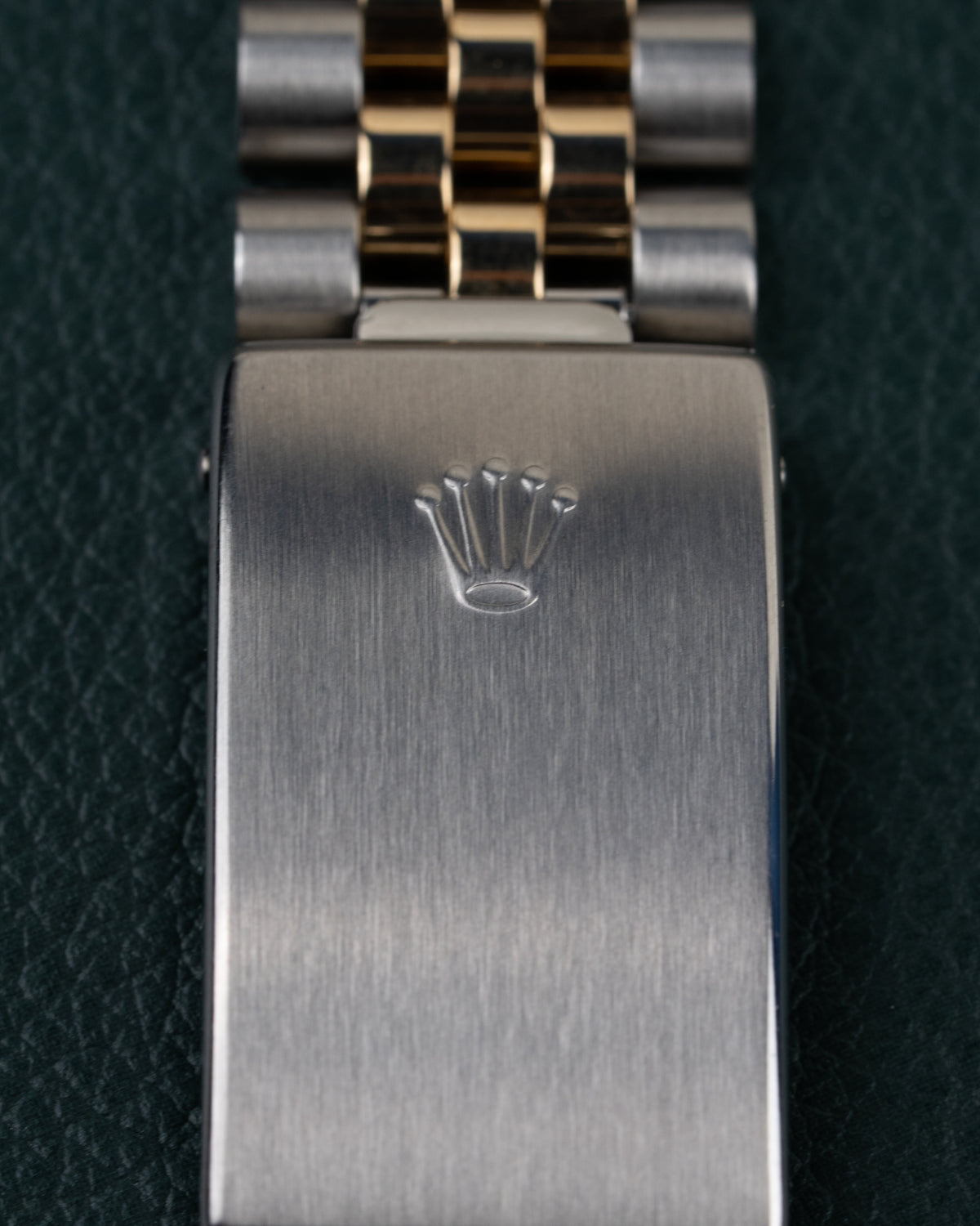Rolex Datejust 16233 Champagne Diamond Dial - close-up van de vouwsluiting met Rolex kroonlogo op Jubilee band