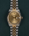 Rolex Datejust 16233 - Volledig horloge recht van boven met champagnekleurige wijzerplaat en Jubilee band in staal en goud