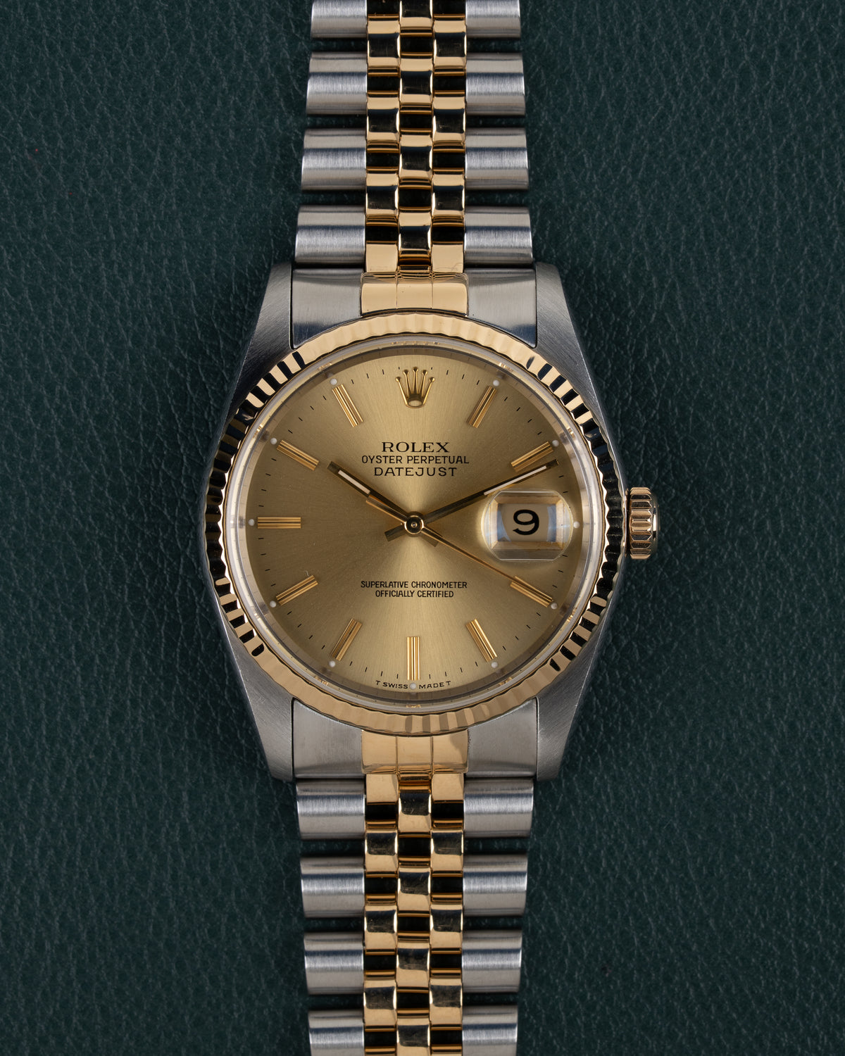 Rolex Datejust 16233 - Volledig horloge recht van boven met champagnekleurige wijzerplaat en Jubilee band in staal en goud