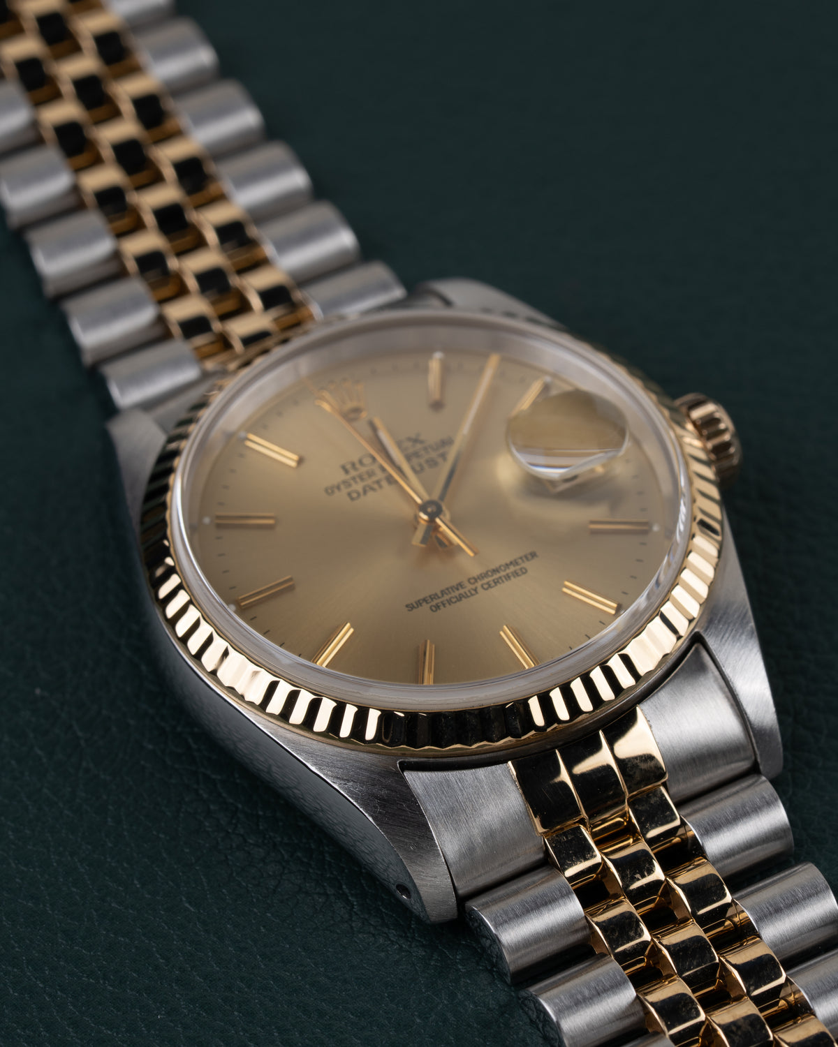 Rolex Datejust 16233 - Frontale close-up onder een hoek met de gouden kroon aan de rechterzijde