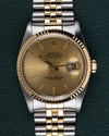 Rolex Datejust 16233 - Frontale close-up van de wijzerplaat met gegroefde bezel en gouden kroon