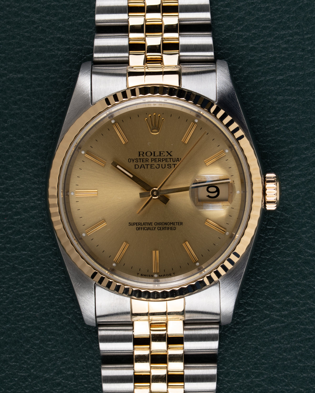 Rolex Datejust 16233 - Frontale close-up van de wijzerplaat met gegroefde bezel en gouden kroon