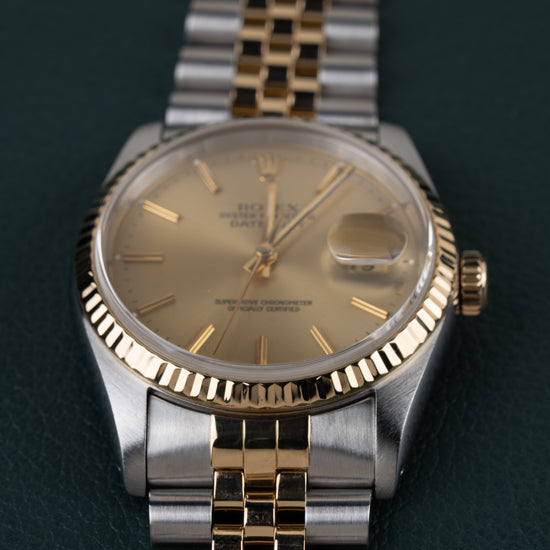 Rolex Datejust 16233 - Close-up frontaal onder een andere hoek met de gefacetteerde gouden bezel scherp in beeld