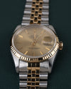 Rolex Datejust 16233 - Close-up frontaal onder een andere hoek met de gefacetteerde gouden bezel scherp in beeld