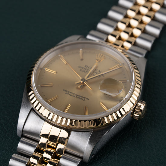 Rolex Datejust 16233 - Frontaal aanzicht onder een hoek met de bolle cyclopslens boven het datumvenster