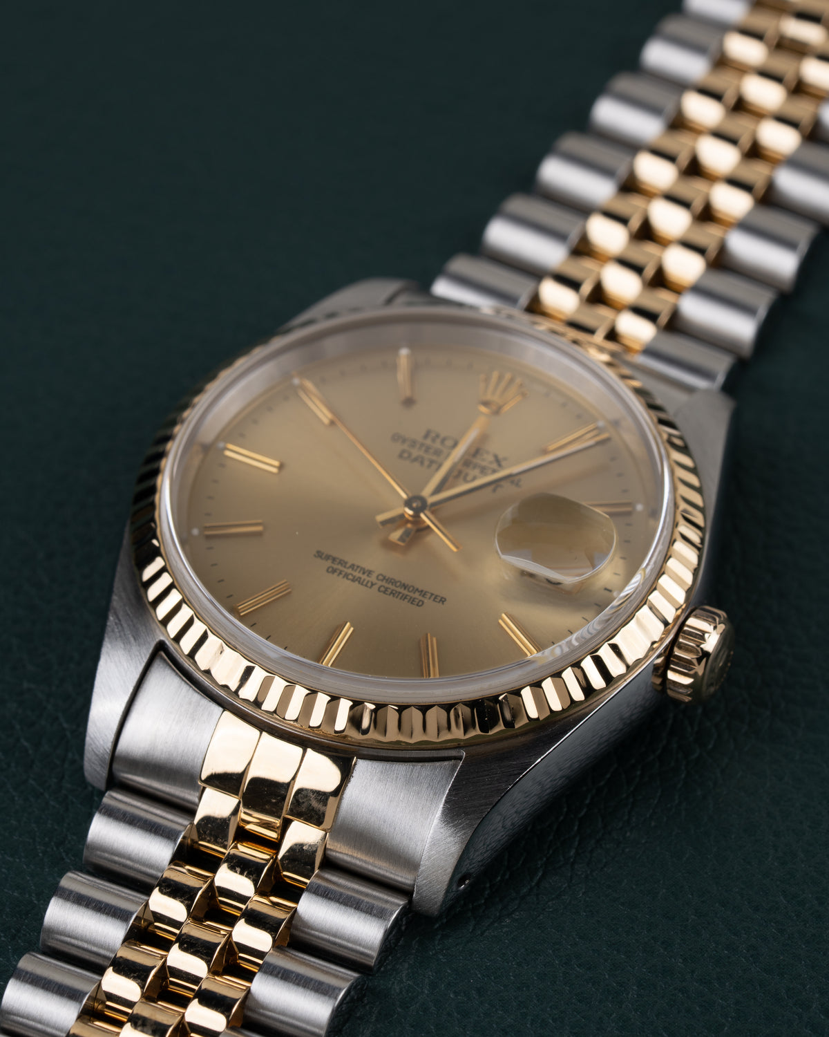 Rolex Datejust 16233 - Frontaal aanzicht onder een hoek met de bolle cyclopslens boven het datumvenster