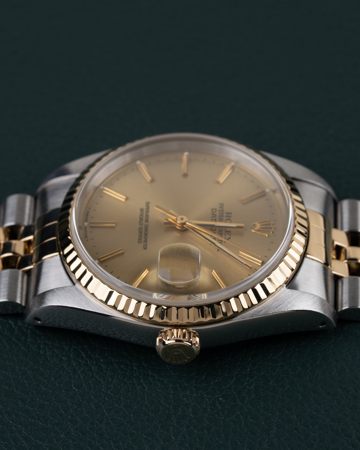 Rolex Datejust 16233 - Onderaanzicht met de gouden kroon met Rolex-kroonlogo onderaan de kast
