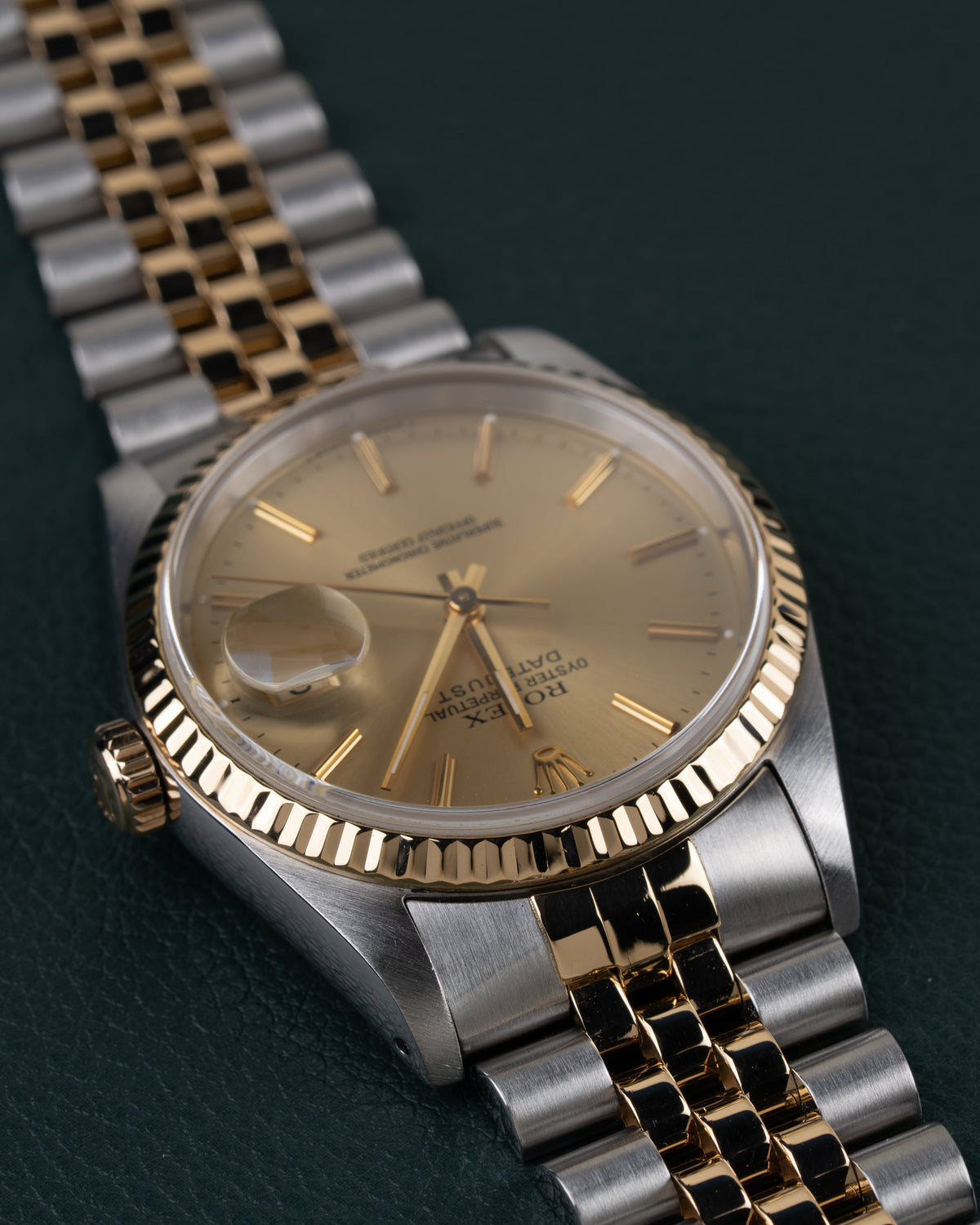 Rolex Datejust 16233 - Zijaanzicht ondersteboven met de kroon aan de linkerzijde