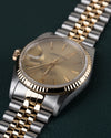 Rolex Datejust 16233 - Frontaal aanzicht ondersteboven met de gouden kroon aan de linkerzijde