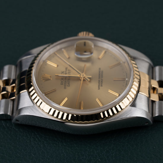 Rolex Datejust 16233 - Bovenaanzicht met de kroon boven de kast en datumvenster op 12 uur zichtbaar