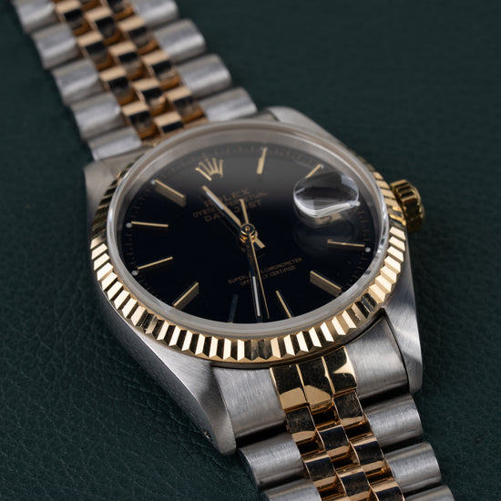 Rolex Datejust 16233 Black Dial 1991 - Frontaal aanzicht onder een hoek met de kroon rechts en de jubilee-band schuin naar boven links