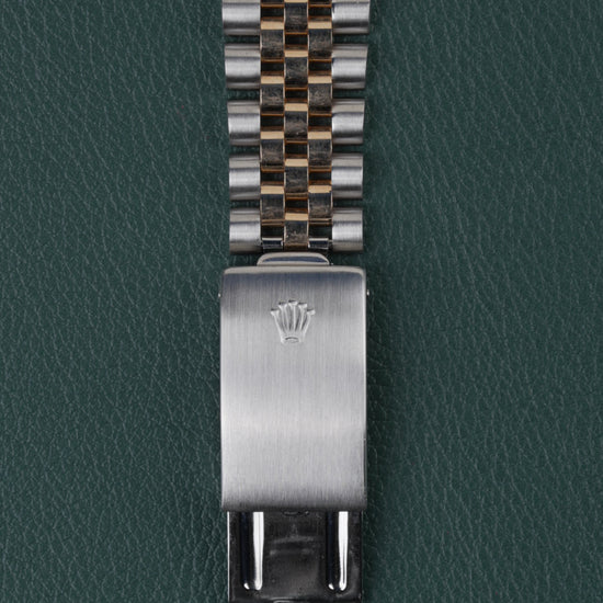 Rolex Datejust 16233 Black Dial 1991 - Close-up van de geopende vouwsluiting van de jubilee-band met het Rolex kroonlogo