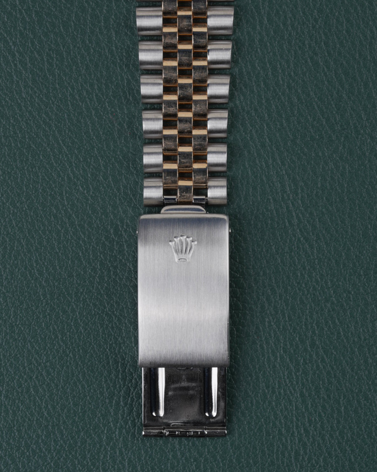 Rolex Datejust 16233 Black Dial 1991 - Close-up van de geopende vouwsluiting van de jubilee-band met het Rolex kroonlogo