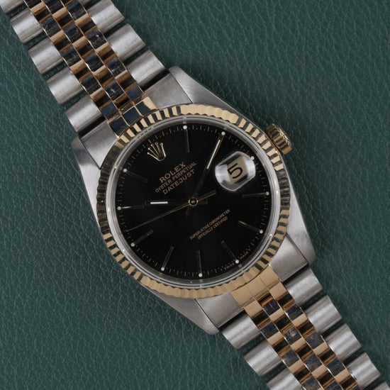Rolex Datejust 16233 Black Dial 1991 - Frontaal aanzicht onder een hoek met de kroon rechts en de jubilee-band diagonaal in beeld