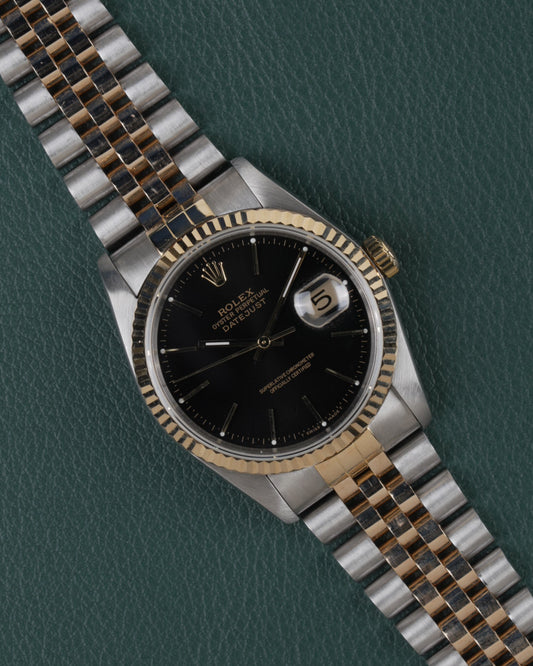 Rolex Datejust 16233 Black Dial 1991 - Frontaal aanzicht onder een hoek met de kroon rechts en de jubilee-band diagonaal in beeld