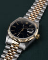 Rolex Datejust 16233 Black Dial 1991 - Frontaal aanzicht onder een hoek met de kroon rechts en de jubilee-band schuin naar boven