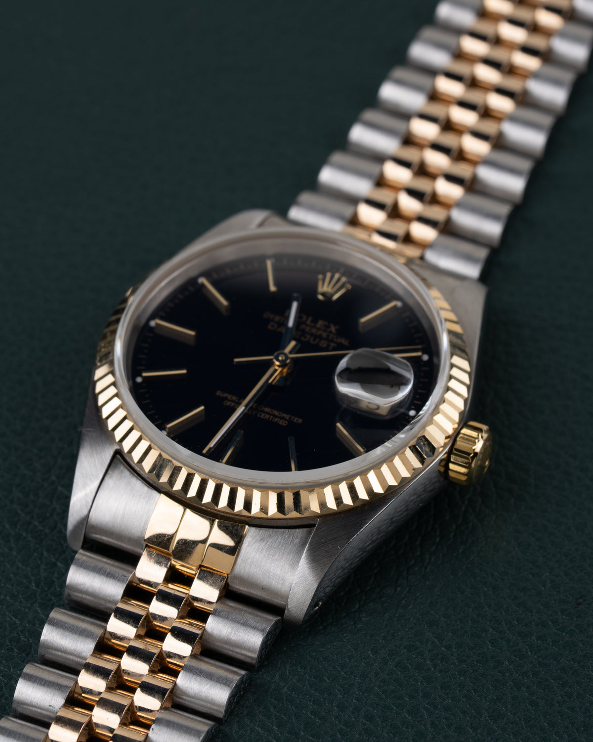 Rolex Datejust 16233 Black Dial 1991 - Frontaal aanzicht onder een hoek met de kroon rechts en de jubilee-band schuin naar boven
