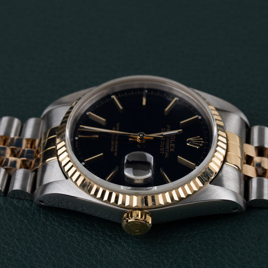 Rolex Datejust 16233 Black Dial 1991 - Frontaal aanzicht ondersteboven met de kroon onderaan de kast
