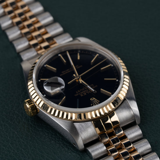 Rolex Datejust 16233 Black Dial 1991 - Ondersteboven aanzicht met de kroon links en de jubilee-band schuin naar boven