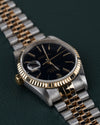Rolex Datejust 16233 Black Dial 1991 - Ondersteboven aanzicht met de kroon links en de jubilee-band schuin naar boven