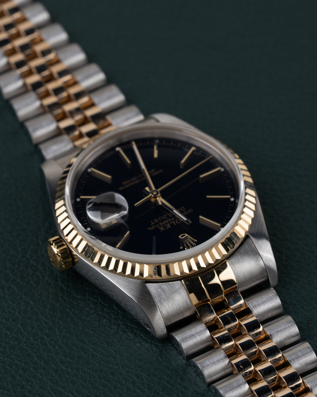Rolex Datejust 16233 Black Dial 1991 - Ondersteboven aanzicht met de kroon links en de jubilee-band schuin naar boven