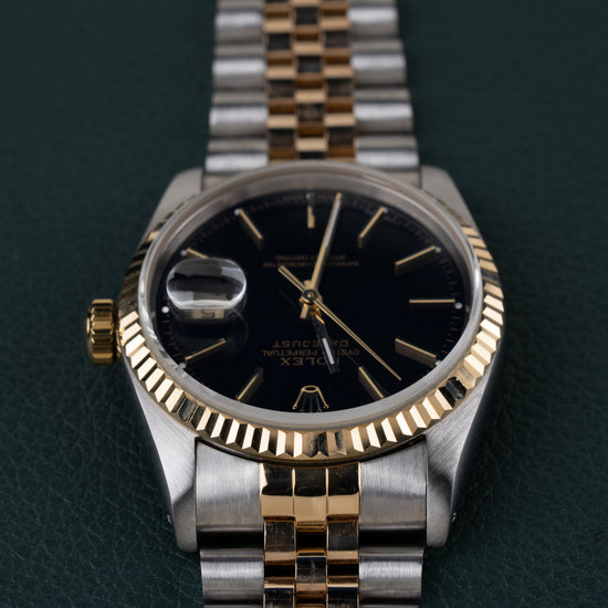 Rolex Datejust 16233 Black Dial 1991 - Frontaal aanzicht ondersteboven met de kroon links en de wijzerplaat recht in beeld