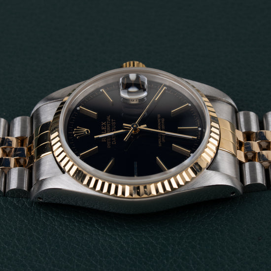 Rolex Datejust 16233 Black Dial 1991 - Frontaal aanzicht met de kroon bovenaan de kast en de wijzerplaat recht in beeld
