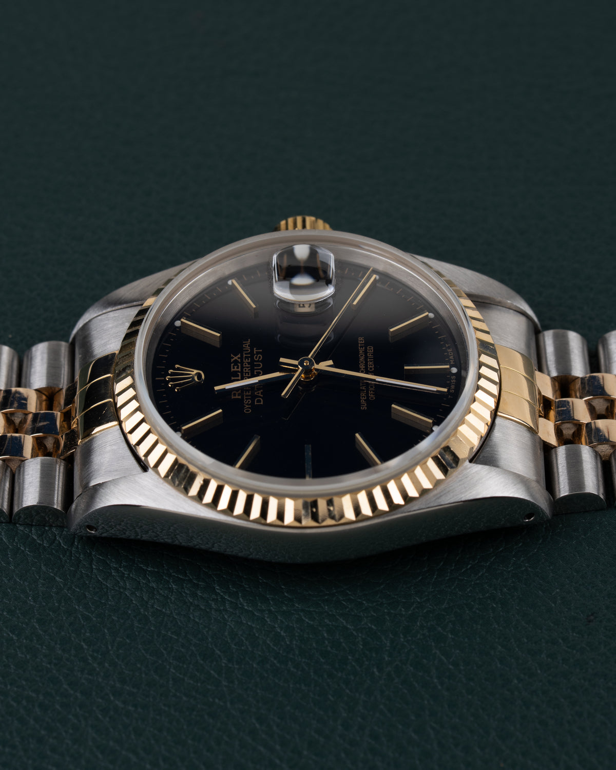 Rolex Datejust 16233 Black Dial 1991 - Frontaal aanzicht met de kroon bovenaan de kast en de wijzerplaat recht in beeld