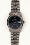 Rolex Datejust 16234 - vooraanzicht van de zwarte wijzerplaat, geribbelde witgouden bezel en armband