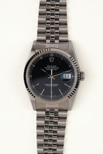 Rolex Datejust 16234 - vooraanzicht van de zwarte wijzerplaat, geribbelde witgouden bezel en armband