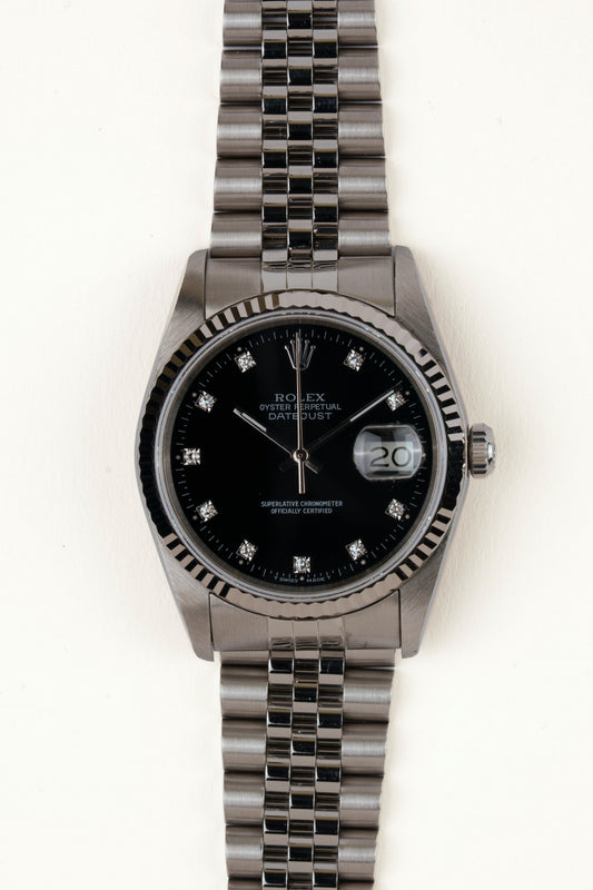 Rolex Datejust 16234 - vooraanzicht van de zwarte wijzerplaat met diamanten indexen, geribbelde witgouden bezel en armband