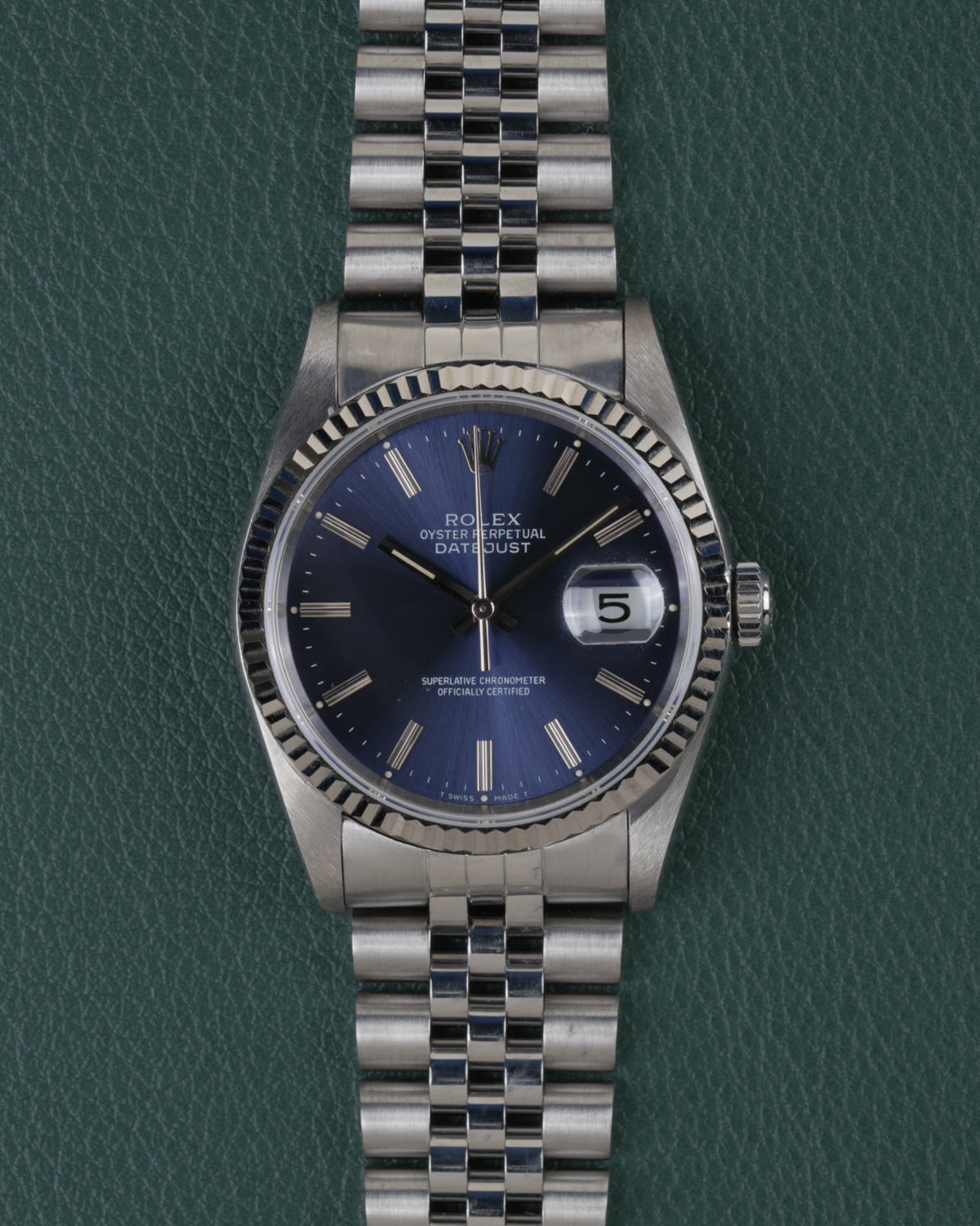 Rolex Datejust 16234 Blue Dial 1991 - Volledig horloge recht van boven met blauwe wijzerplaat, gefacetteerde stalen bezel en jubilee-band