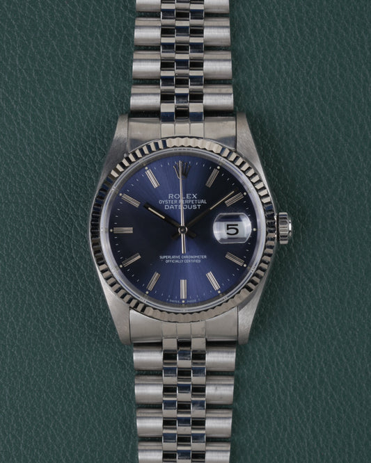 Rolex Datejust 16234 Blue Dial 1991 - Volledig horloge recht van boven met blauwe wijzerplaat, gefacetteerde stalen bezel en jubilee-band