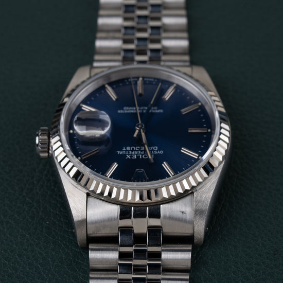 Rolex Datejust 16234 Blue Dial 1991 - Frontaal aanzicht ondersteboven met de kroon links en de wijzerplaat recht in beeld