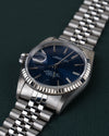 Rolex Datejust 16234 Blue Dial 1991 - Ondersteboven aanzicht onder een hoek met de kroon links en de jubilee-band schuin naar boven rechts