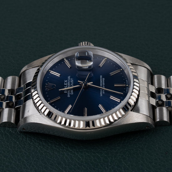 Rolex Datejust 16234 Blue Dial 1991 - Frontaal aanzicht met de kroon bovenaan de kast en de wijzerplaat recht in beeld